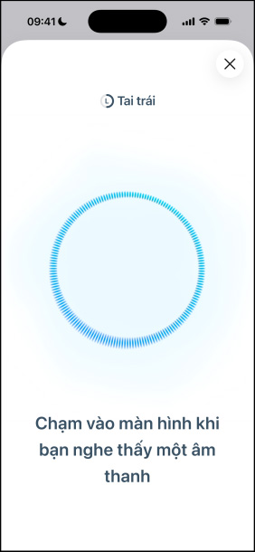 iPhone hiển thị bài kiểm tra thính giác đang diễn ra bên cạnh AirPods Pro 3